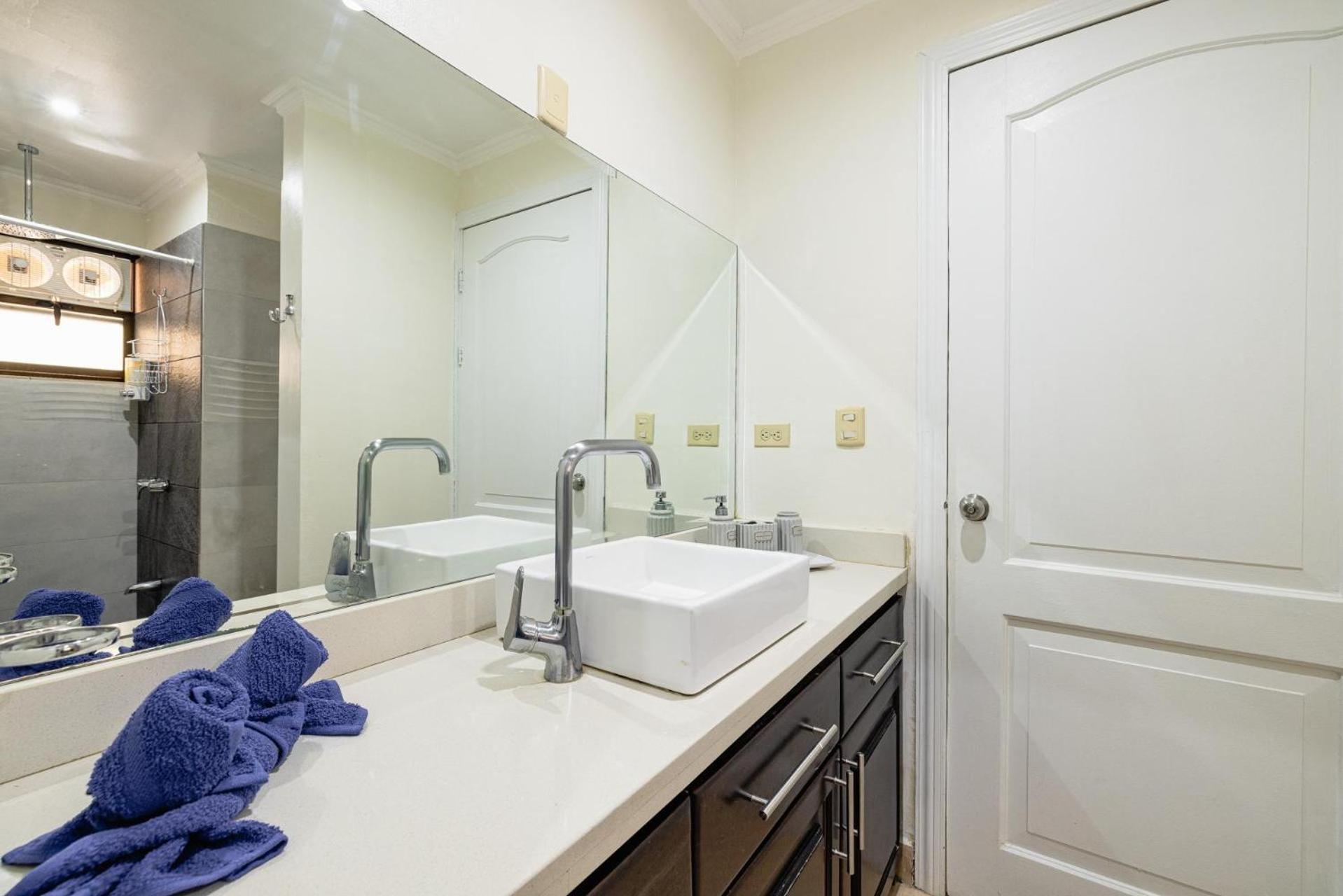Sunrise 6- Ocean View 2 Bedroom Condo, Steps To The Beach 塔马林多 外观 照片