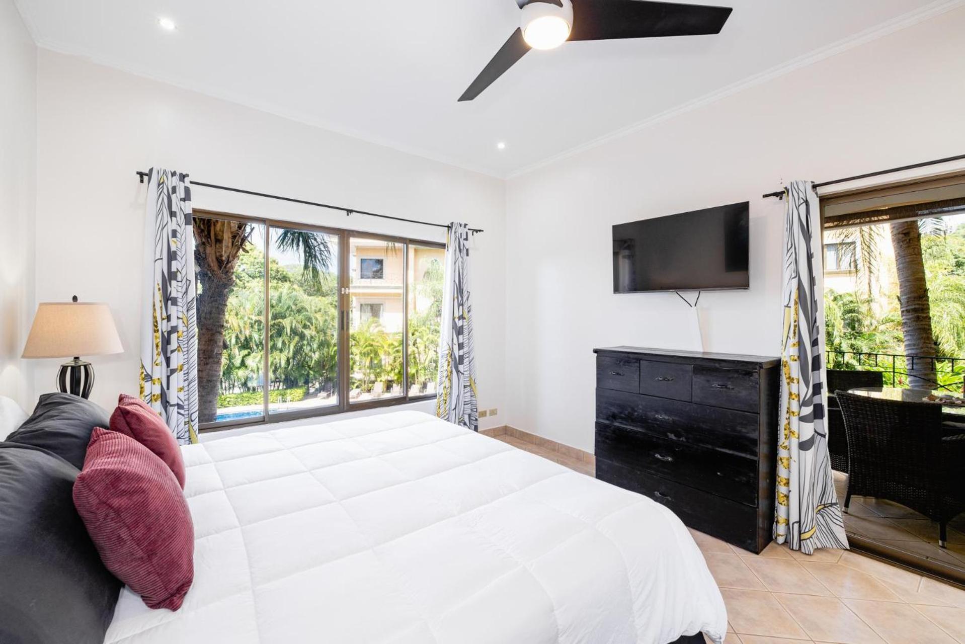 Sunrise 6- Ocean View 2 Bedroom Condo, Steps To The Beach 塔马林多 外观 照片
